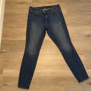 Size 31 dark wash gap skinny jeans